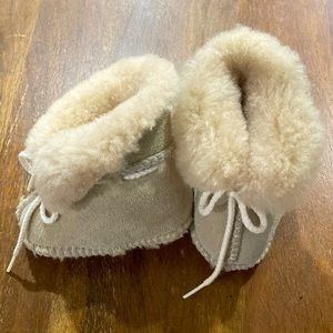 MINNETONKA Warm&Cozy Baby Genuine Leather/Faux Shearling boots, Taupe, Size 2